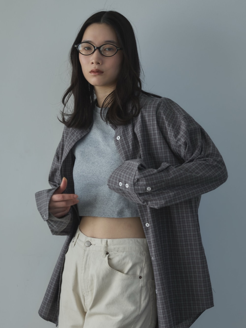 グレー系のシャツ/ブラウス、グレー系のTシャツ/カットソー、ブラック系のローファーを着用したレディースの春コーディネートの5枚目の写真