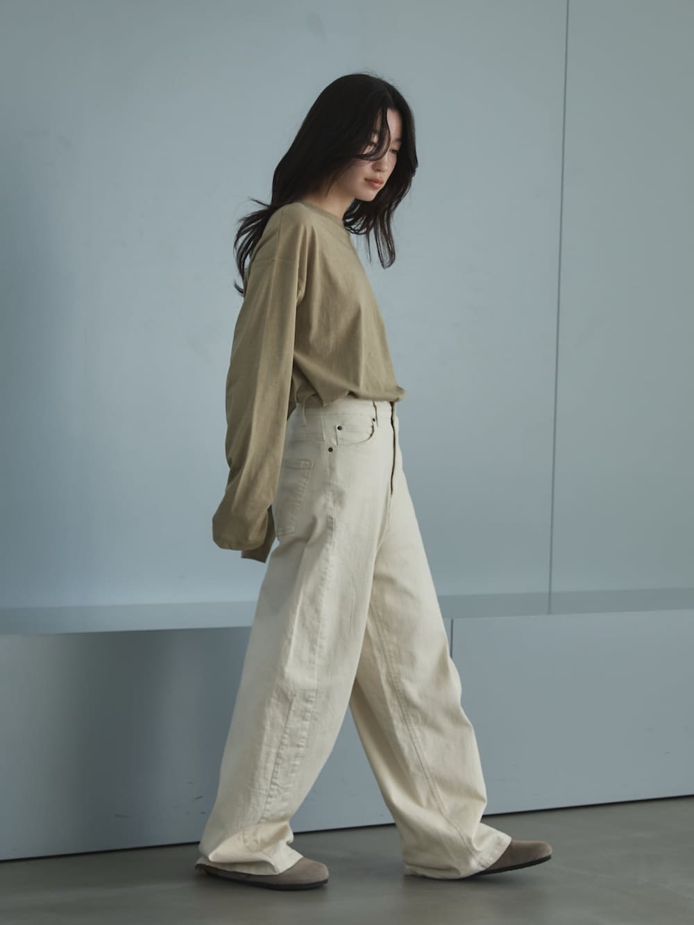 ブラウン系のTシャツ/カットソー、ホワイト系のデニムパンツ、ベージュ系のサンダルを着用したレディースの春コーディネートの3枚目の写真