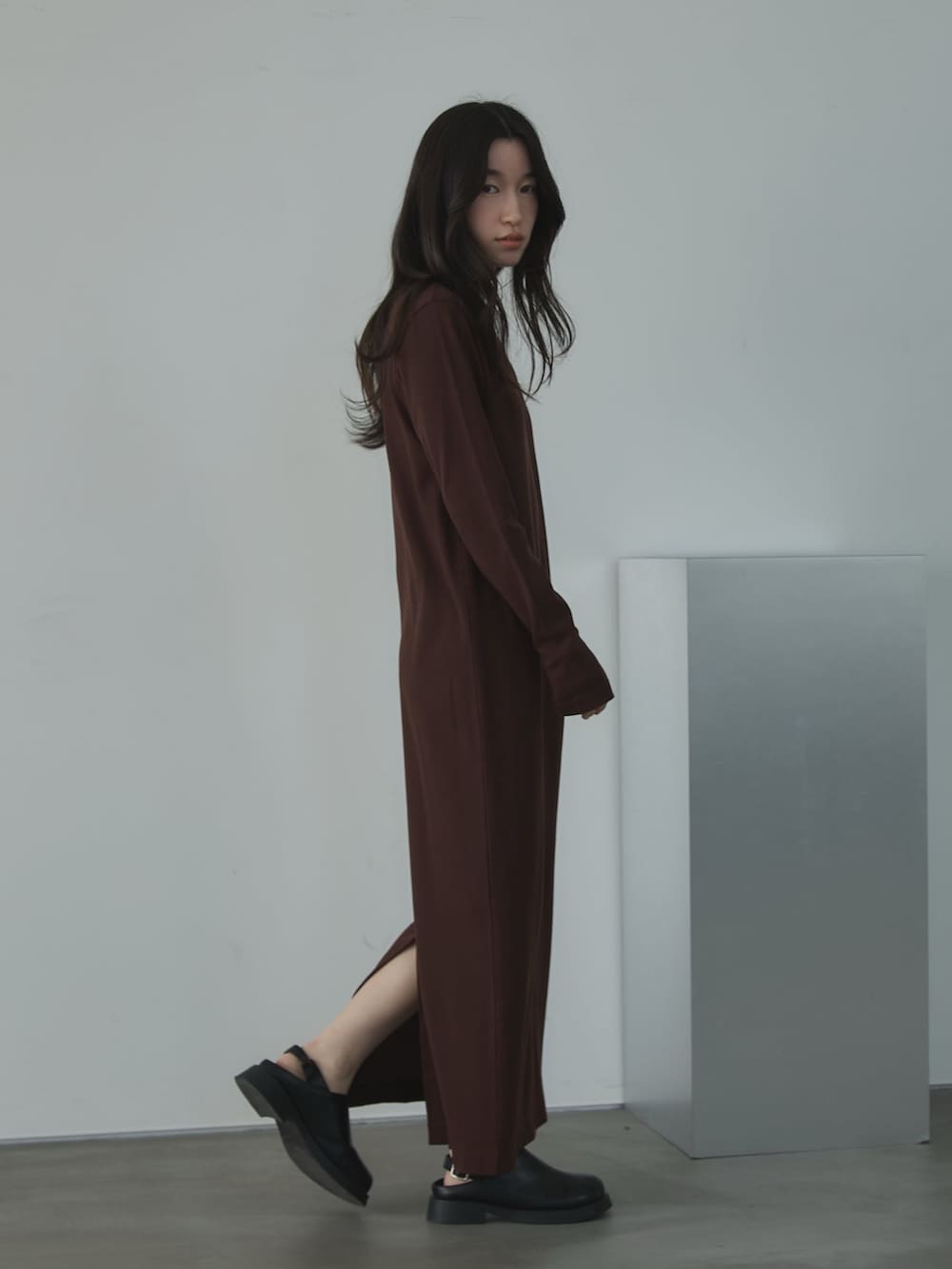 ブラウン系のワンピース、ブラック系のその他シューズ、その他のその他を着用したレディースの春コーディネートの4枚目の写真