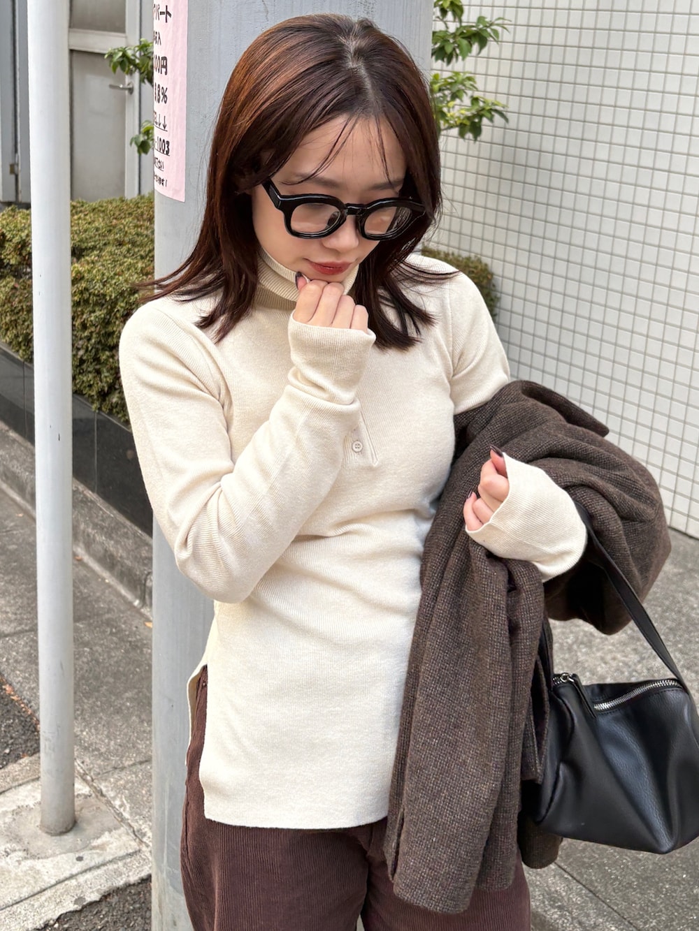 ブラウン系のテーラードジャケット、ブラック系のショルダーバッグ、ブラウン系のその他パンツを着用したレディースの冬コーディネートの5枚目の写真