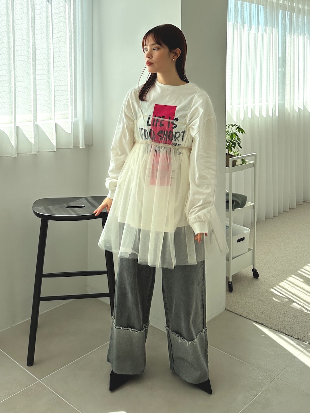 グレー系のデニムパンツ、ホワイト系のシャツ/ブラウス、その他のその他を着用したレディースの春コーディネートの2枚目の写真