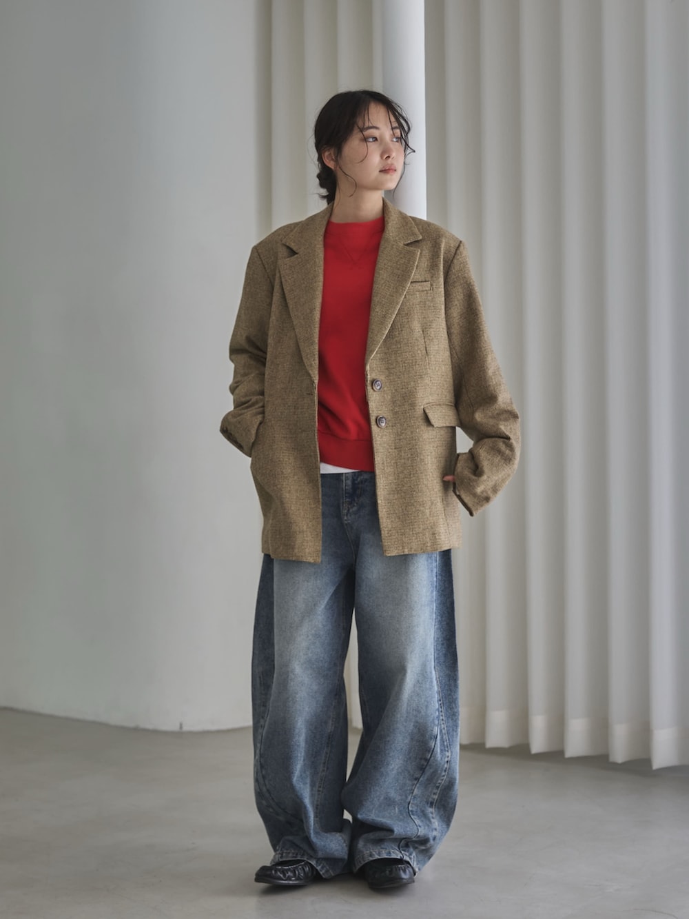 レッド系のスウェット、ホワイト系のTシャツ/カットソー、ブルー系のデニムパンツを着用したレディースの秋コーディネートの8枚目の写真