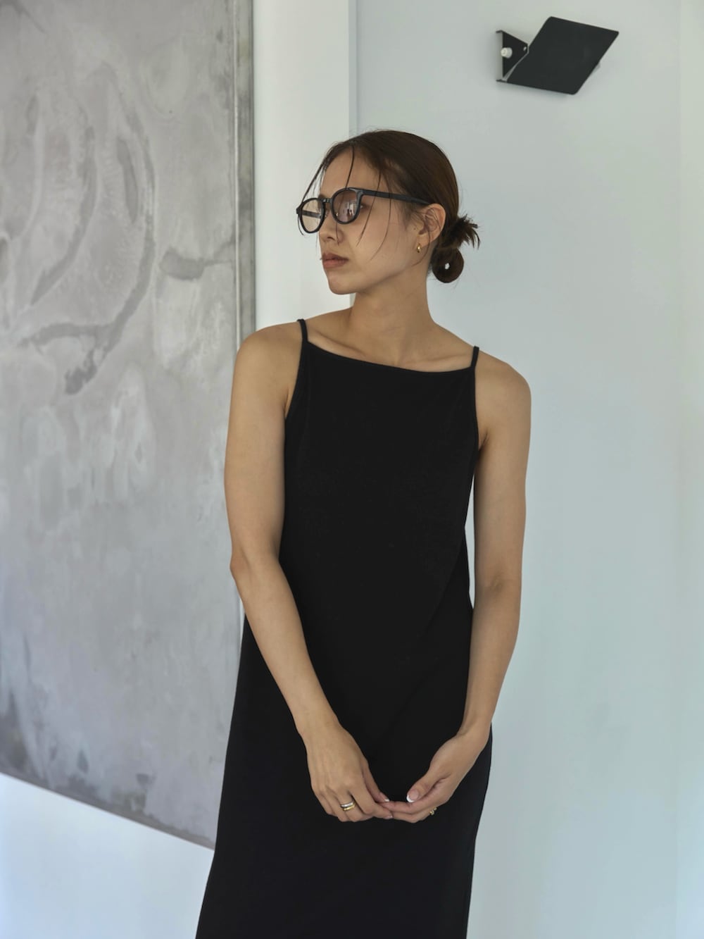 ブラック系のワンピース、ブラウン系のスニーカー、ブラウン系のサングラスを着用したレディースの夏コーディネートの3枚目の写真