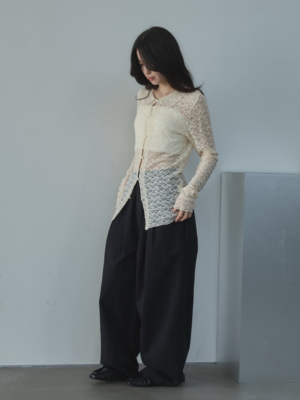 ホワイト系のカーディガン/ボレロ、ブラック系のその他パンツ、ブラック系のローファーを着用したレディースの春コーディネートの3枚目の写真