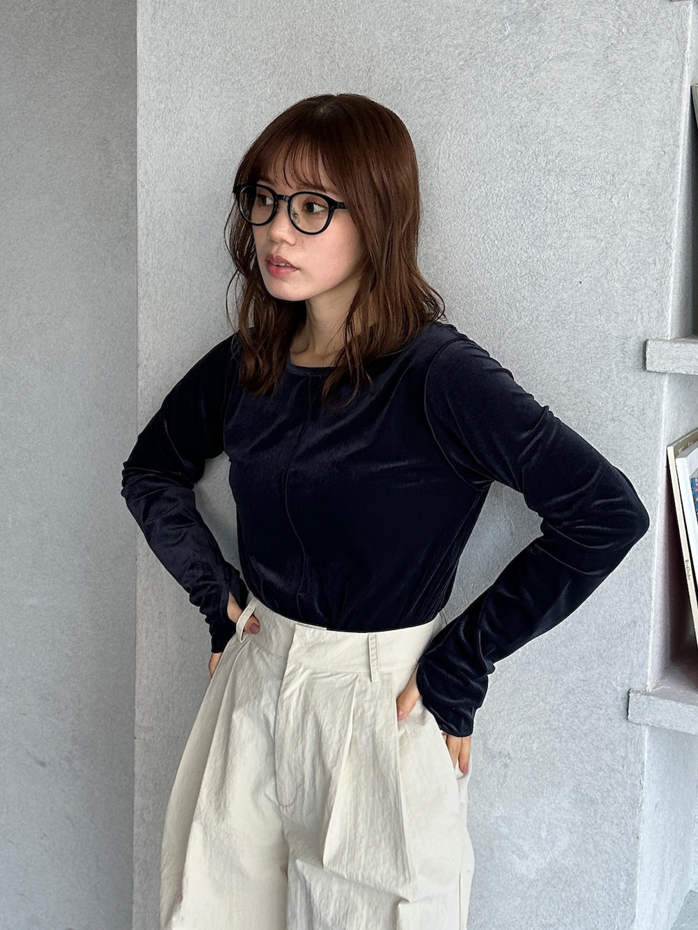 ホワイト系のその他パンツ、ブルー系のTシャツ/カットソー、ブラック系のメガネを着用したレディースの冬コーディネートの3枚目の写真