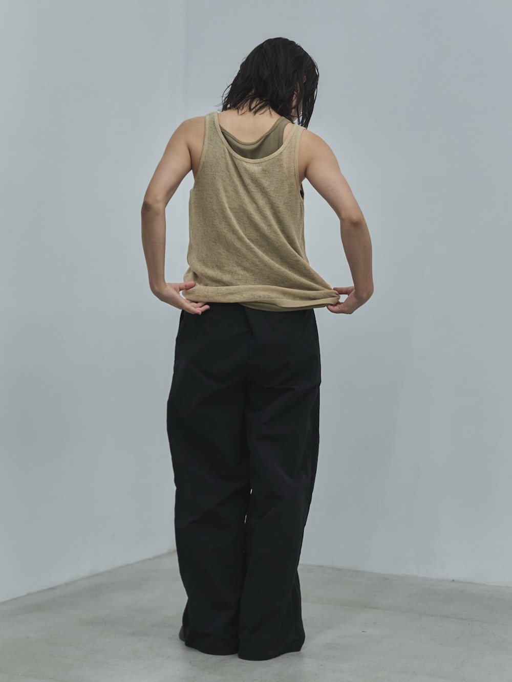 ベージュ系のタンクトップ、ブラック系のその他パンツ、ブラック系のその他シューズを着用したレディースの夏コーディネートの3枚目の写真