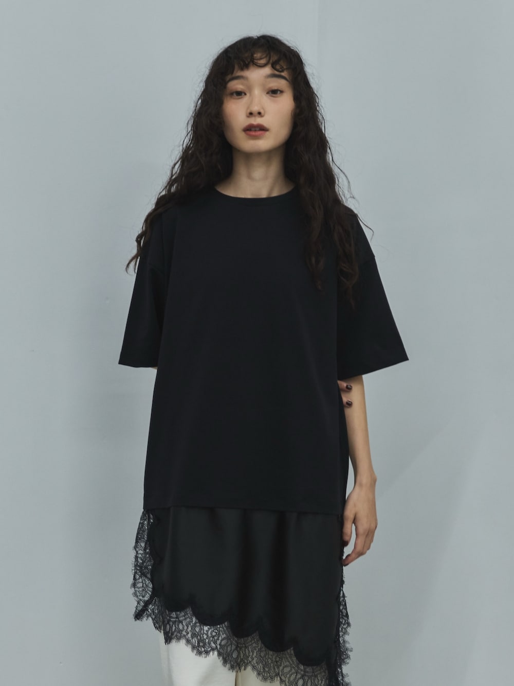 ブラック系のTシャツ/カットソー、ホワイト系のその他パンツ、ブラック系のサンダルを着用したレディースの夏コーディネートの4枚目の写真