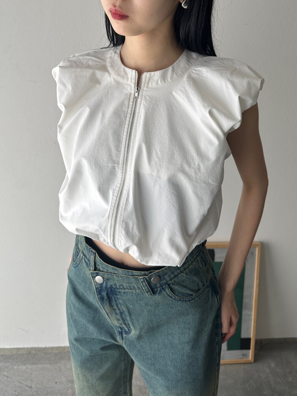 ホワイト系のシャツ/ブラウス、ブルー系のデニムパンツ、ブラック系のサンダルを着用したレディースの夏コーディネートの3枚目の写真