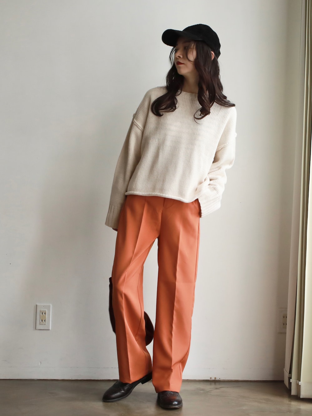 グレー系のニット/セーター、ブラック系のハンドバッグ、その他のバレエシューズを着用したレディースの秋コーディネートの3枚目の写真