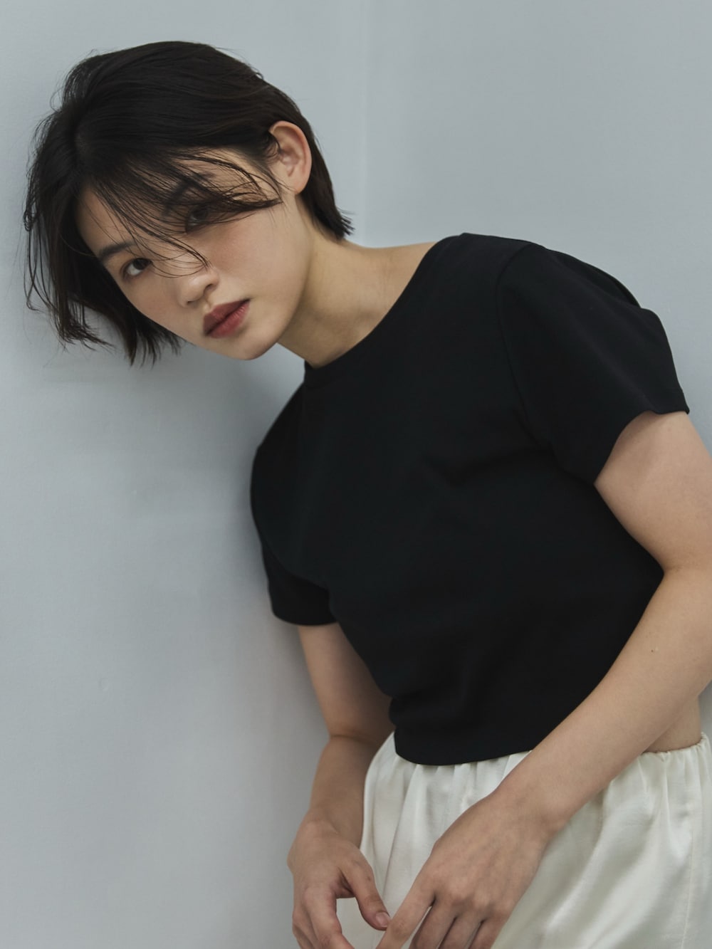 ブラック系のTシャツ/カットソー、ホワイト系のデニムパンツ、ブラック系のサンダルを着用したレディースの夏コーディネートの5枚目の写真