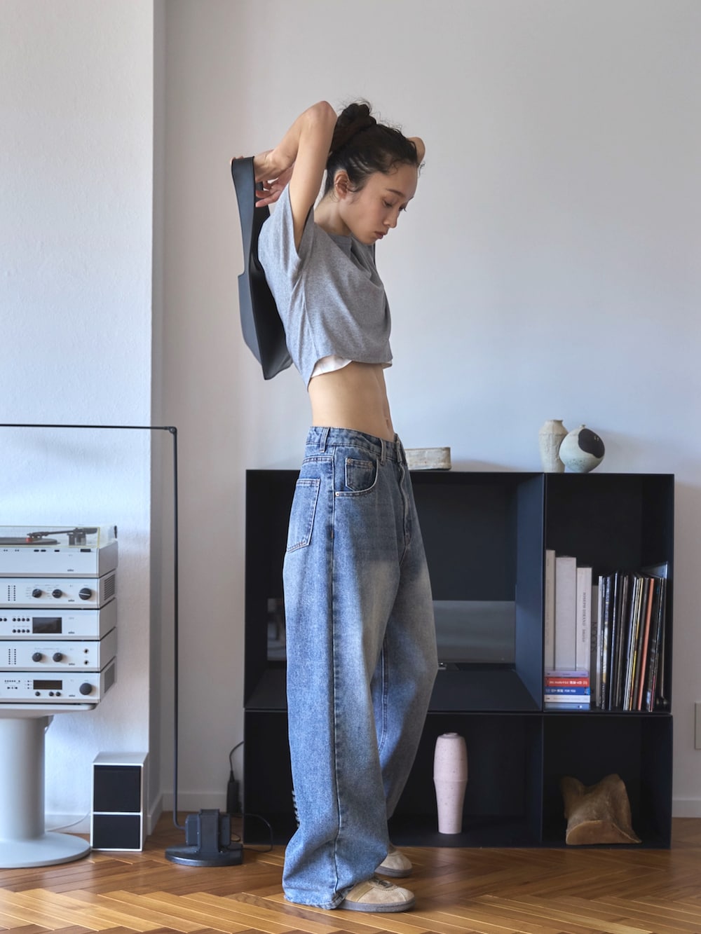 グレー系のTシャツ/カットソー、ブルー系のデニムパンツ、ベージュ系のスニーカーを着用したレディースの夏コーディネートの3枚目の写真