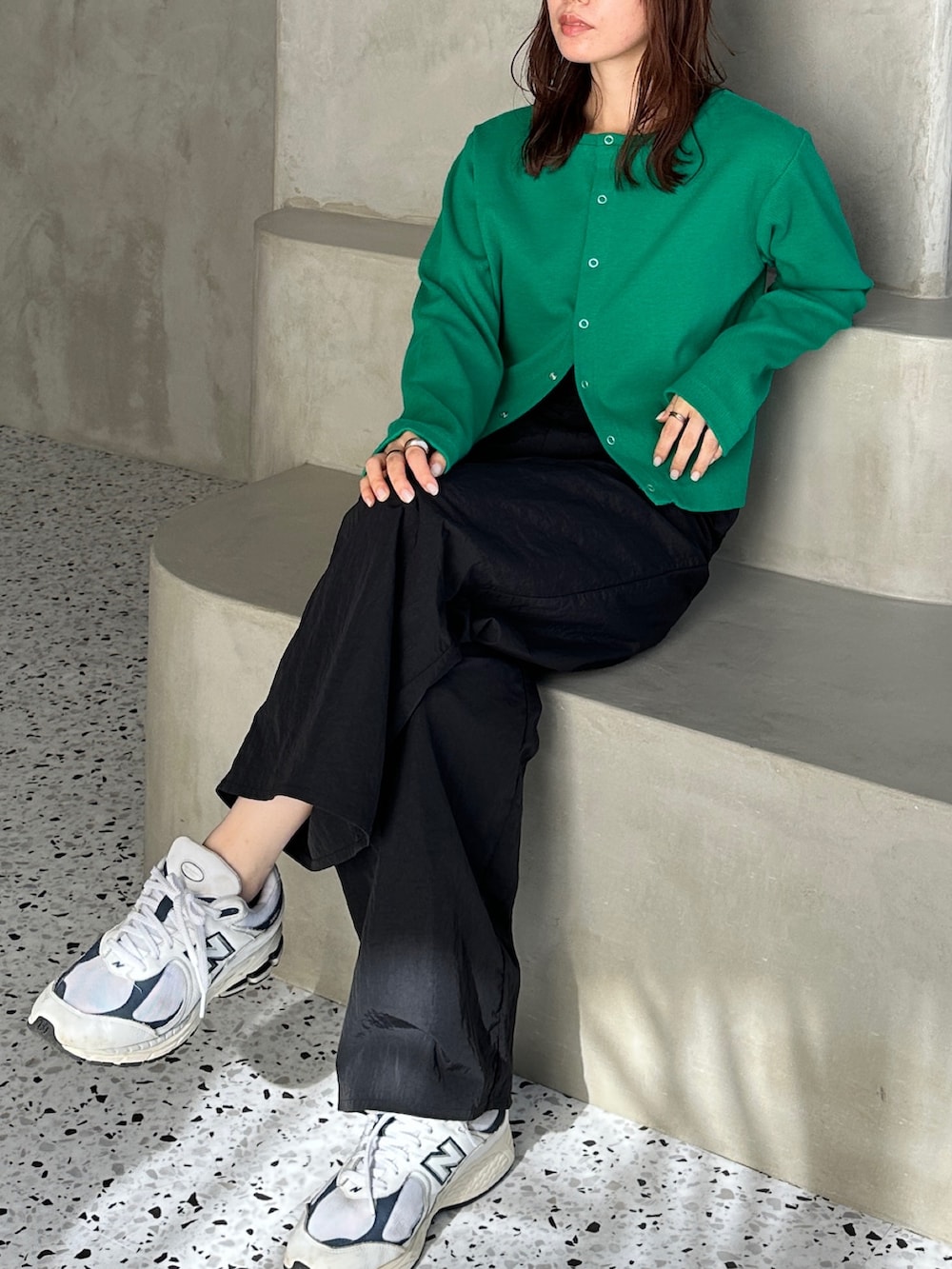 グリーン系のカーディガン/ボレロ、ホワイト系のスニーカー、ブラック系のカーゴパンツを着用したレディースの冬コーディネートの3枚目の写真