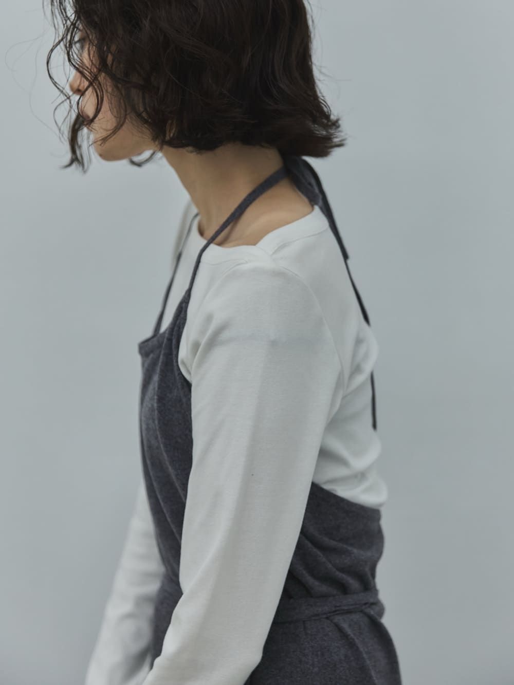 グレー系のワンピース、ホワイト系のTシャツ/カットソー、ブラック系のその他シューズを着用したレディースの秋コーディネートの5枚目の写真