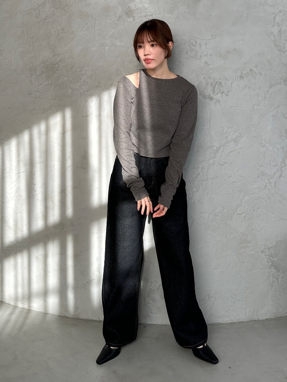 グレー系のTシャツ/カットソー、ブラック系のデニムパンツ、その他のその他を着用したレディースの春コーディネートの2枚目の写真