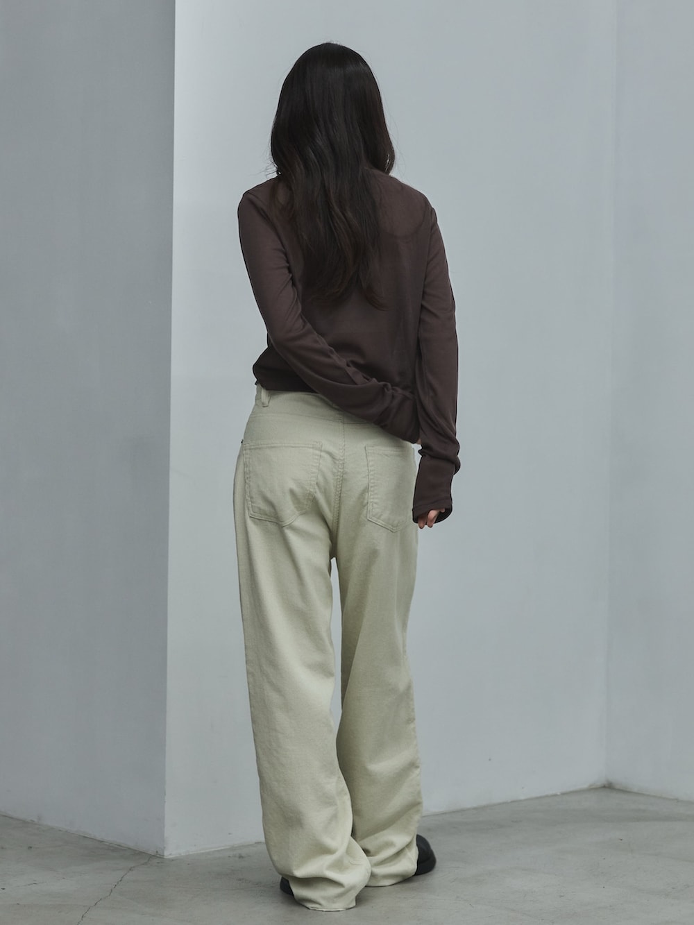 ブラウン系のカーディガン/ボレロ、ホワイト系のキャミソール、ホワイト系のその他パンツを着用したレディースの夏コーディネートの3枚目の写真