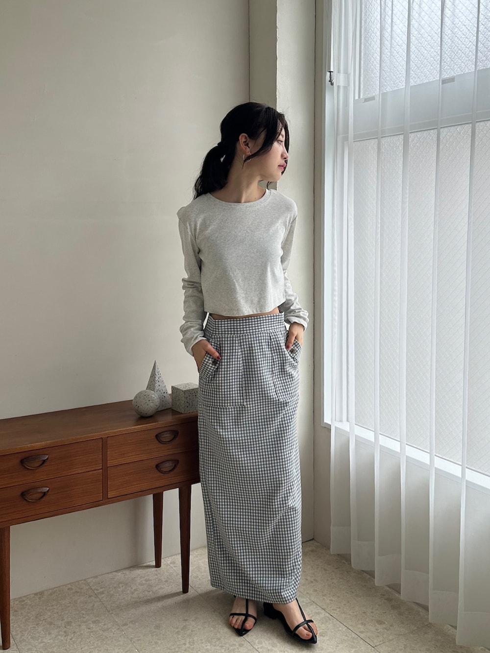 ブラック系のサンダルを着用したレディースの春コーディネートの2枚目の写真