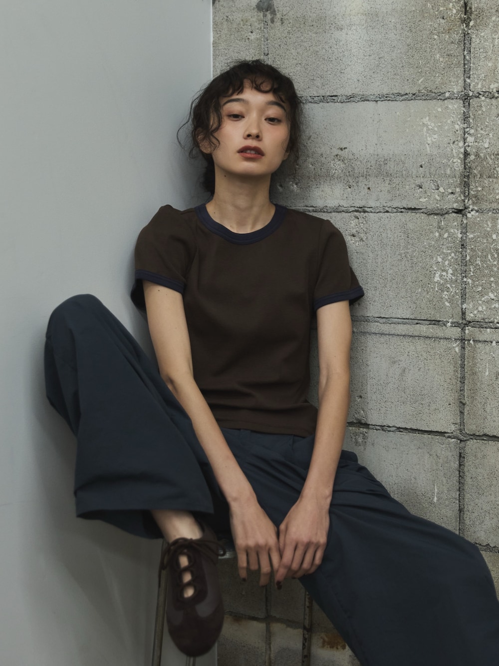 ブルー系のその他パンツ、ブラウン系のTシャツ/カットソー、その他のその他を着用したレディースの夏コーディネートの5枚目の写真