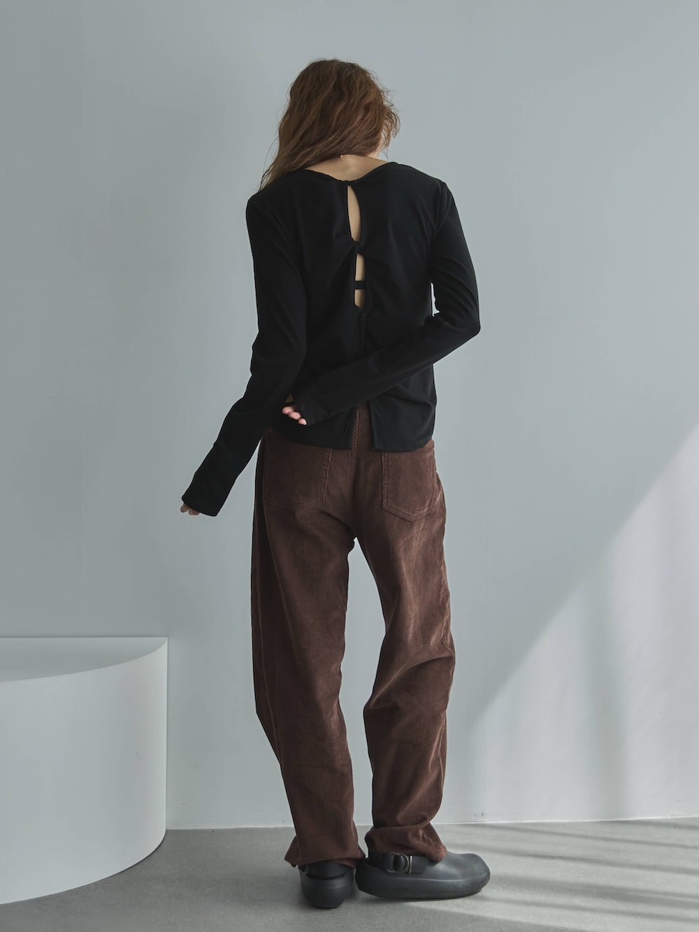 ブラック系のTシャツ/カットソー、ブラウン系のその他パンツ、ブラック系のサンダルを着用したレディースの秋コーディネートの4枚目の写真