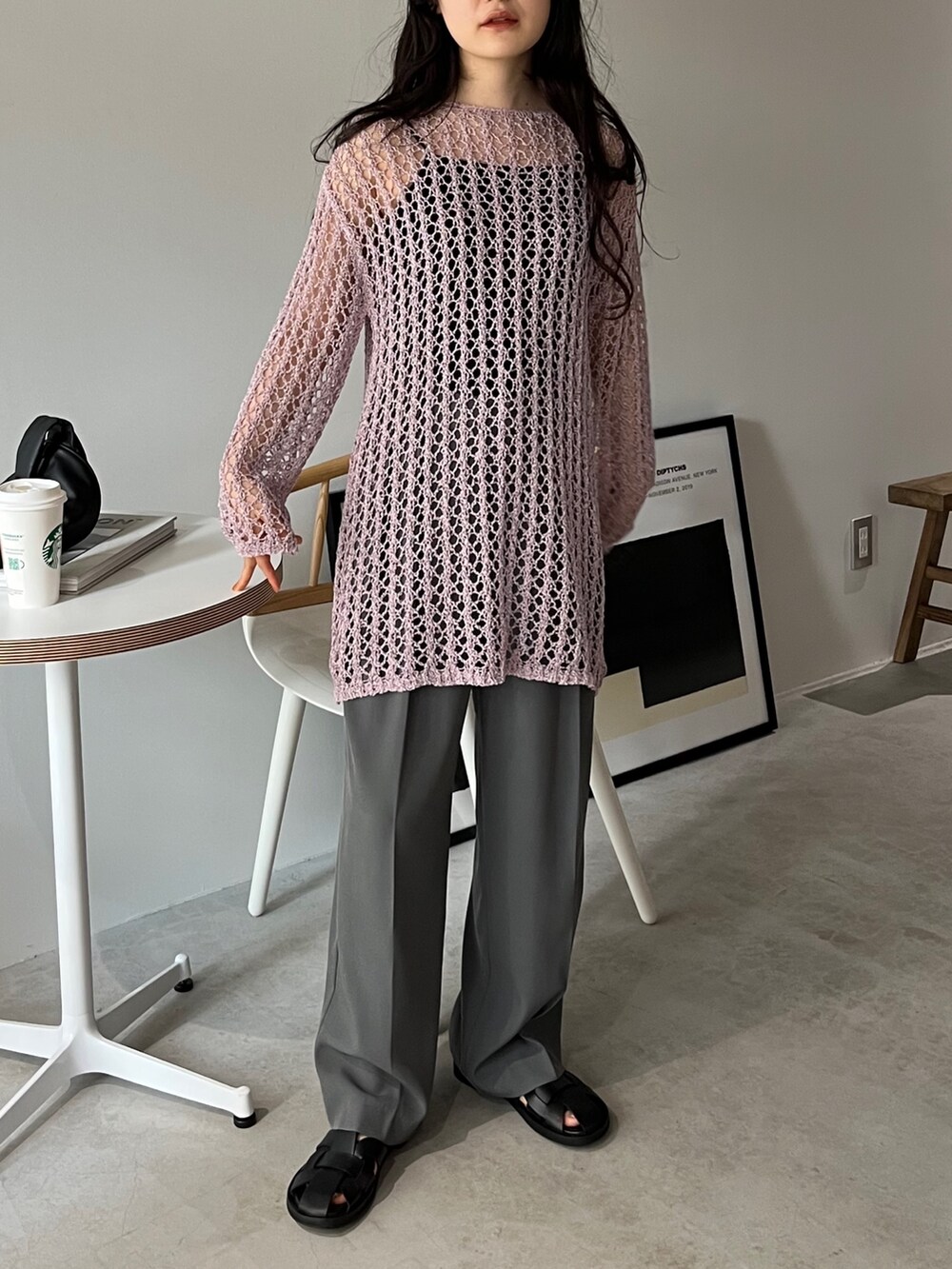 ピンク系のニット/セーター、ブラック系のキャミソール、グレー系のスラックスを着用したレディースの春コーディネートの2枚目の写真
