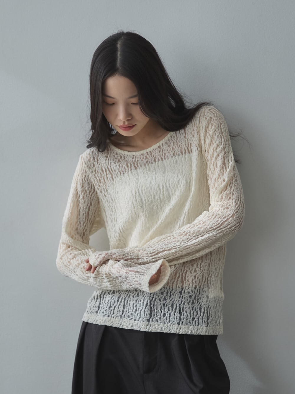 ホワイト系のキャミソール、ホワイト系のTシャツ/カットソー、ブラック系のスラックスを着用したレディースの冬コーディネートの5枚目の写真