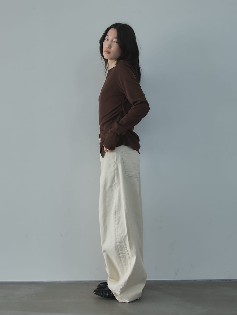 ブラウン系のTシャツ/カットソー、ホワイト系のデニムパンツ、ブラック系のローファーを着用したレディースの春コーディネートの2枚目の写真