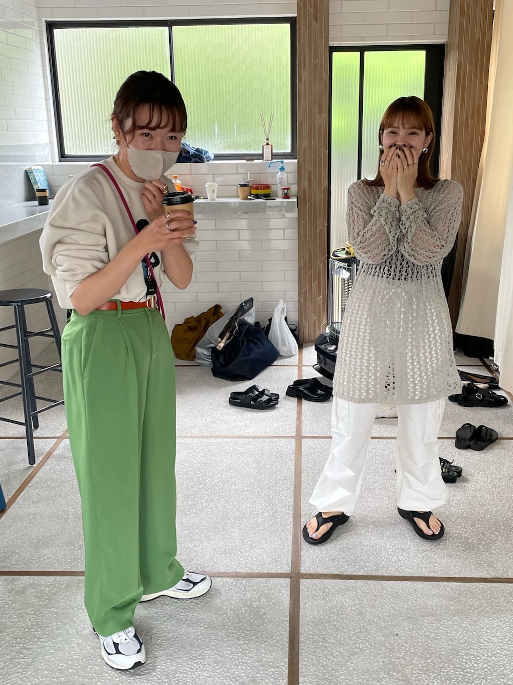 ベージュ系のスウェット、ホワイト系のニット/セーター、ホワイト系のカーゴパンツを着用したレディースの夏コーディネートの2枚目の写真