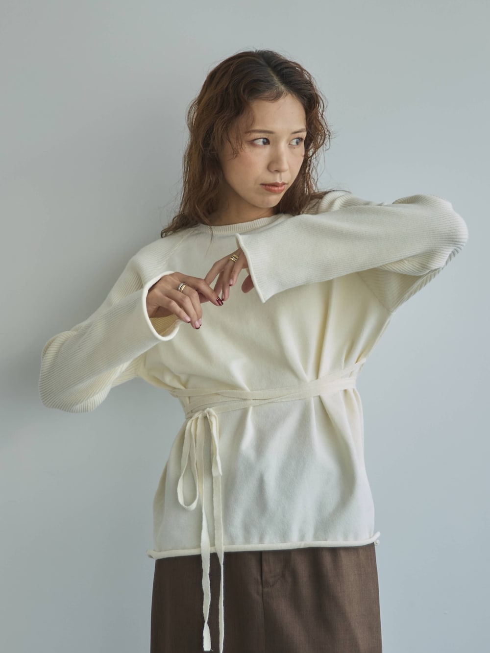 ホワイト系のニット/セーター、ブラウン系のスカート、その他のその他を着用したレディースの秋コーディネートの4枚目の写真