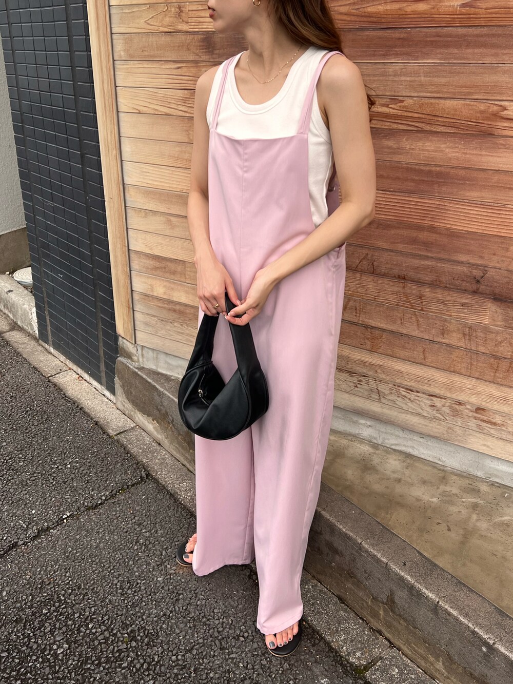 ブラック系のサンダル、ピンク系のサロペット/オーバーオール、ピンク系のシャツワンピースを着用したレディースの夏コーディネートの2枚目の写真