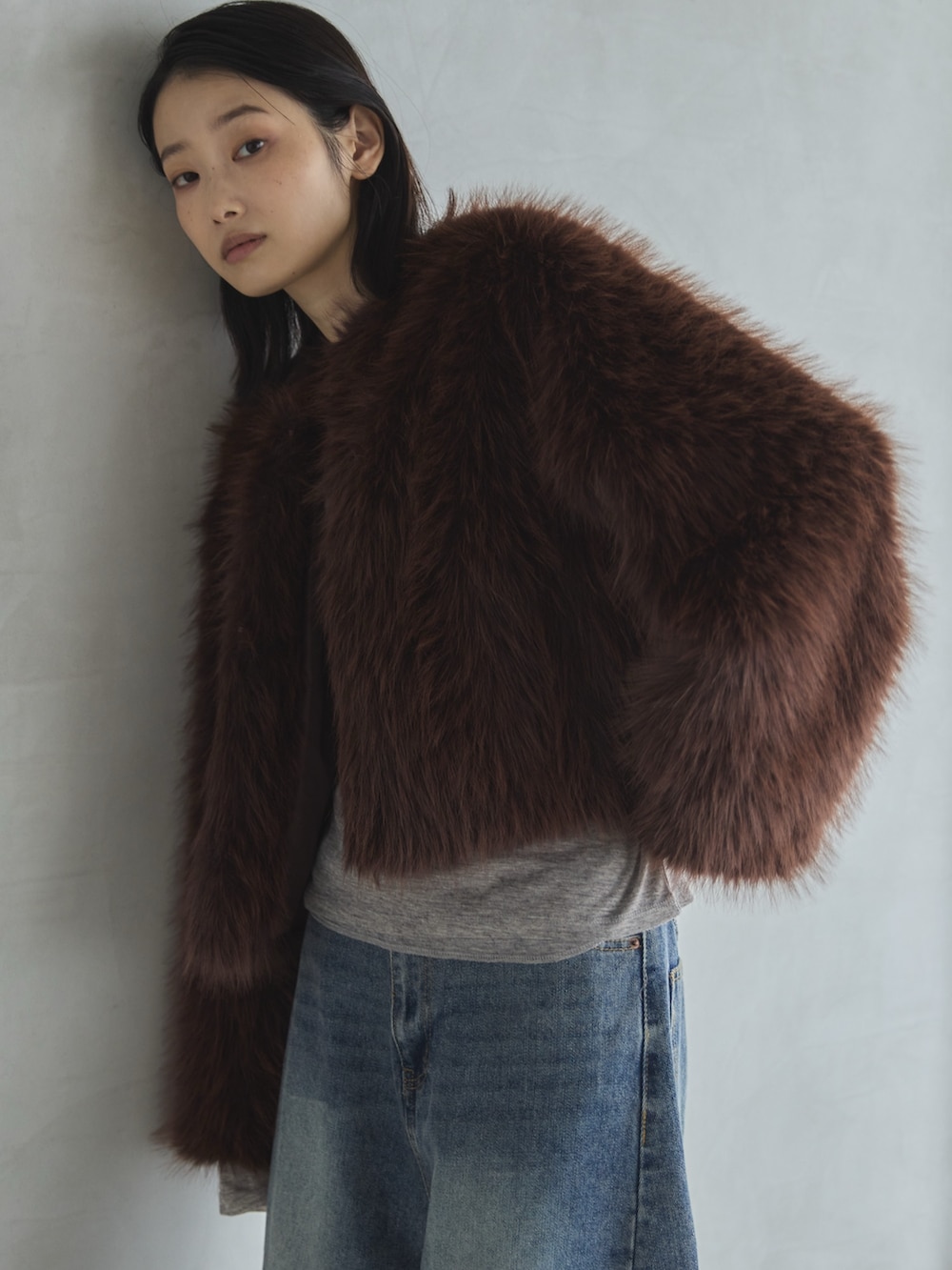 グレー系のTシャツ/カットソー、ブラウン系のその他アウター、ブルー系のデニムパンツを着用したレディースの冬コーディネートの3枚目の写真