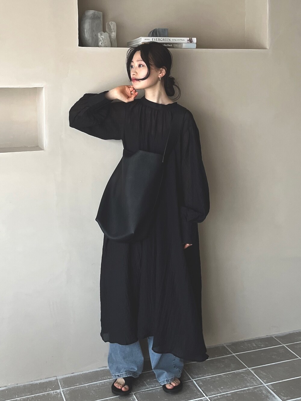 ブラック系のショルダーバッグ、その他のTシャツ/カットソー、ブルー系のデニムパンツを着用したレディースの春コーディネートの4枚目の写真