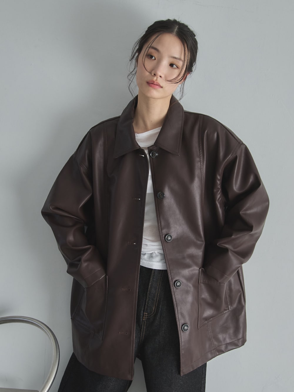 ブラウン系のカバーオール、ホワイト系のTシャツ/カットソー、ブラック系のデニムパンツを着用したレディースの冬コーディネートの3枚目の写真