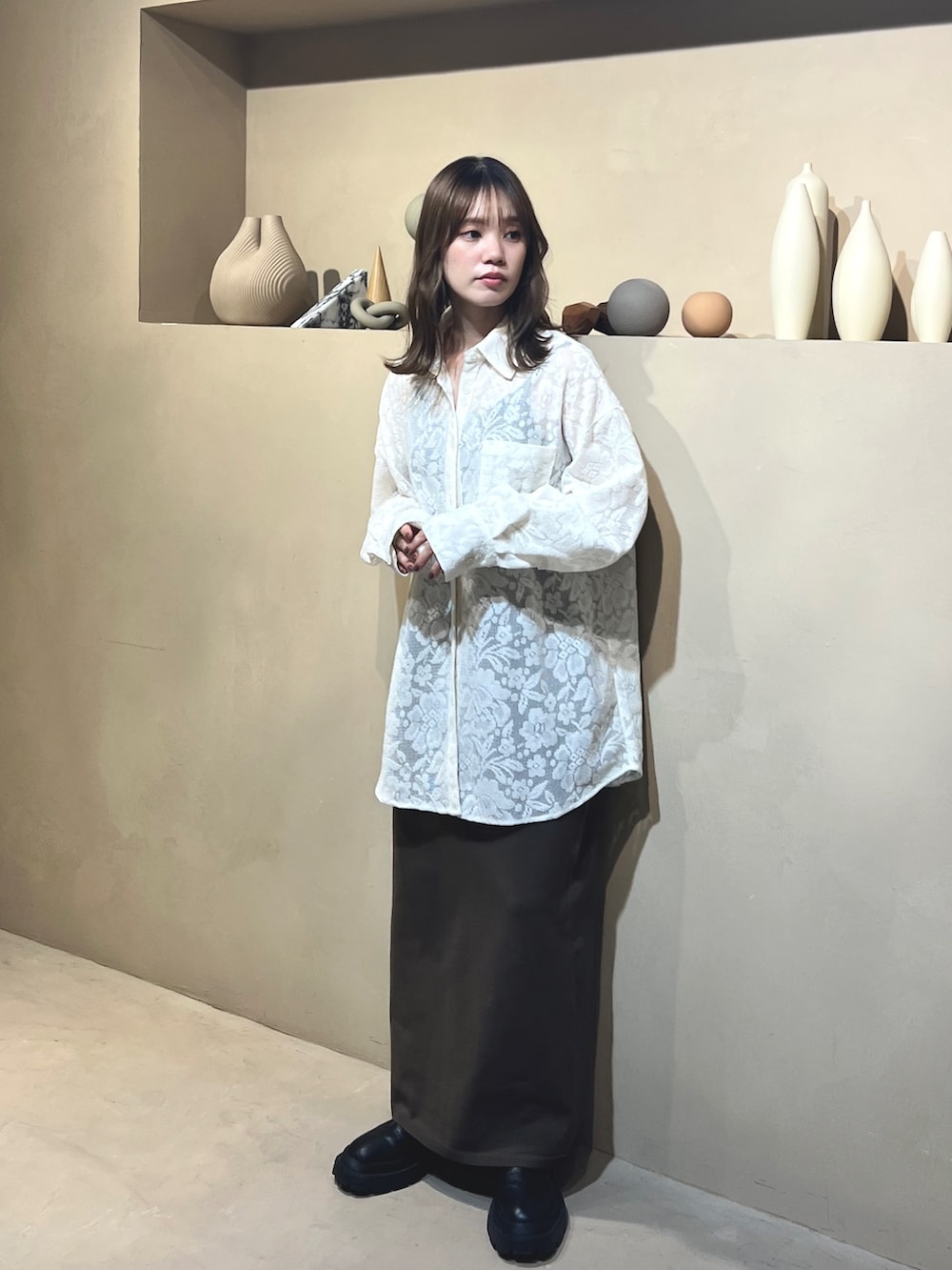 ホワイト系のシャツ/ブラウス、ブラウン系のスカート、その他のその他を着用したレディースの夏コーディネートの5枚目の写真