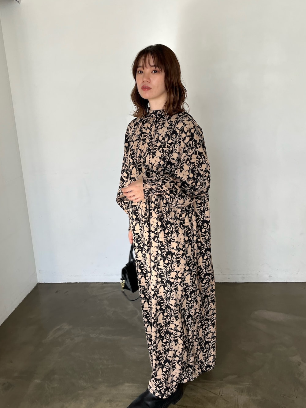 ブラック系のワンピース、その他のその他を着用したレディースの秋コーディネートの3枚目の写真