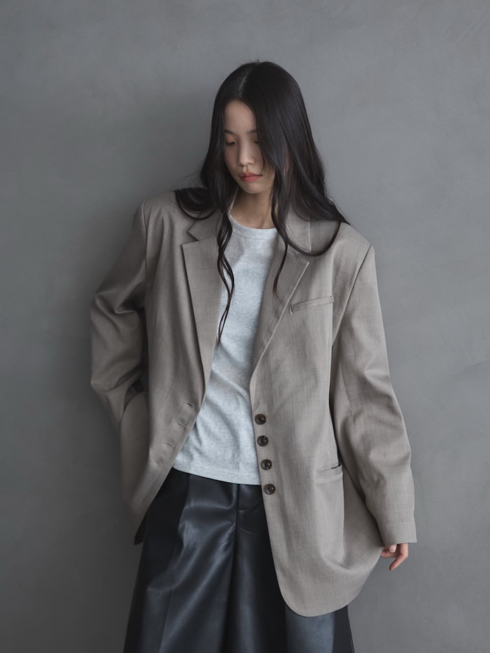 ベージュ系のTシャツ/カットソー、ベージュ系のテーラードジャケット、ブラック系のその他パンツを着用したレディースの春コーディネートの3枚目の写真