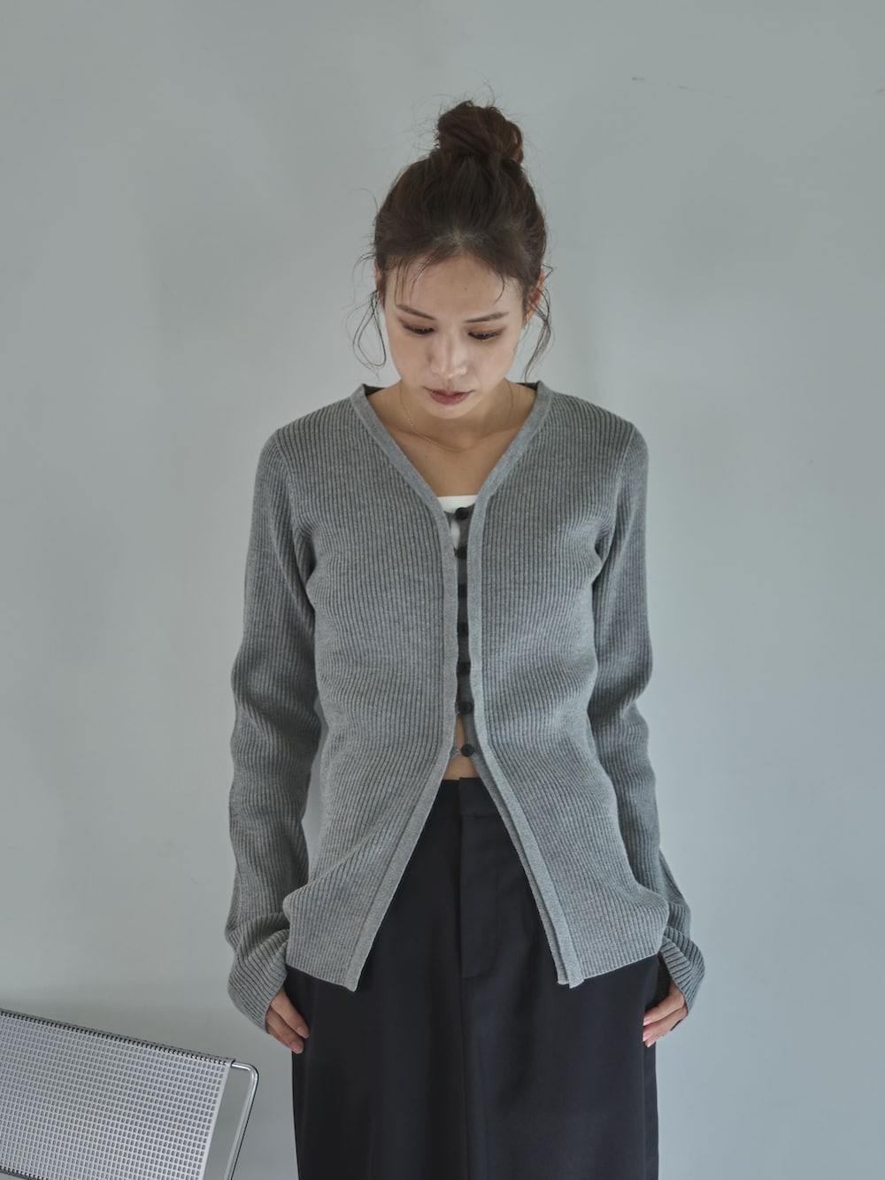 グレー系のスカート、ブラック系のサンダル、グレー系のカーディガン/ボレロを着用したレディースの秋コーディネートの3枚目の写真