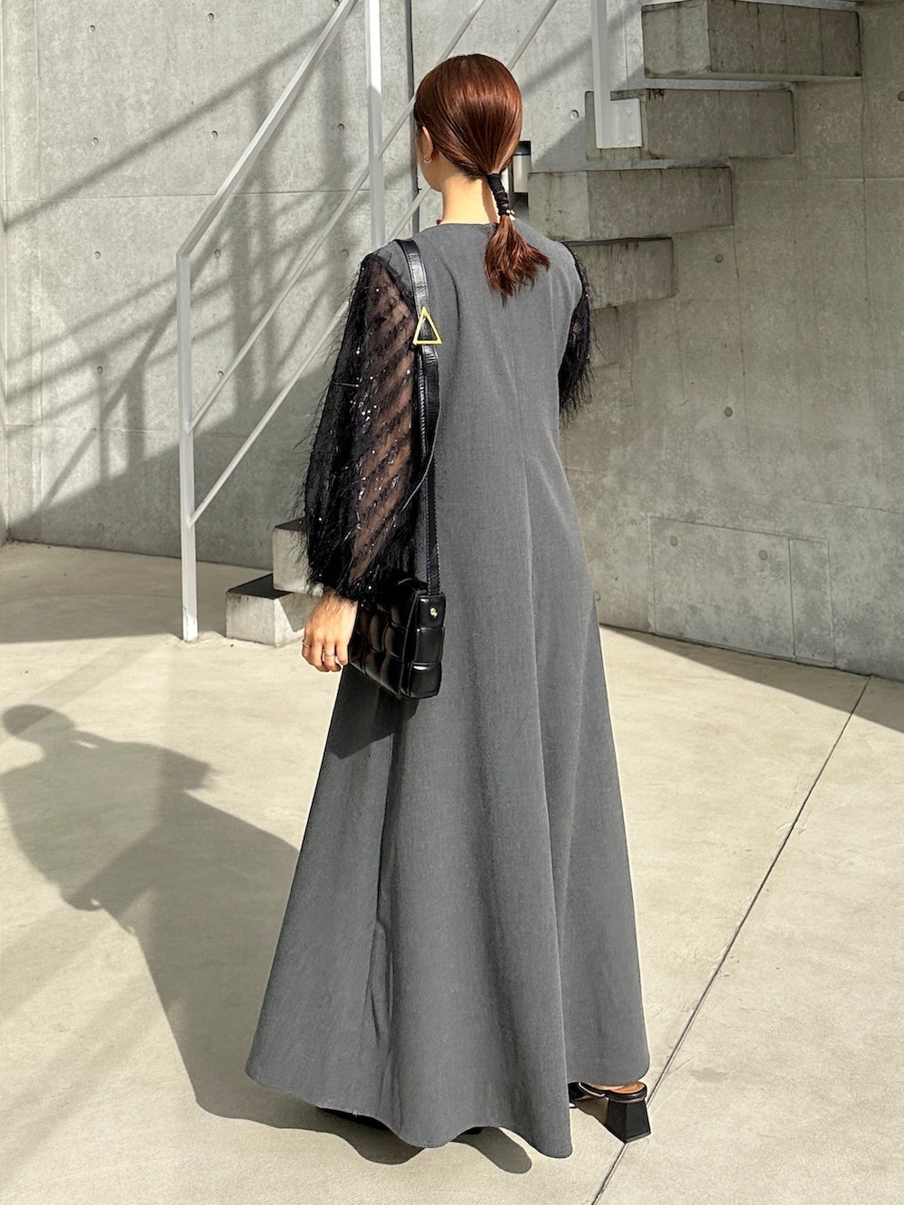 グレー系のワンピース、ブラック系のショルダーバッグ、その他のその他を着用したレディースの冬コーディネートの3枚目の写真