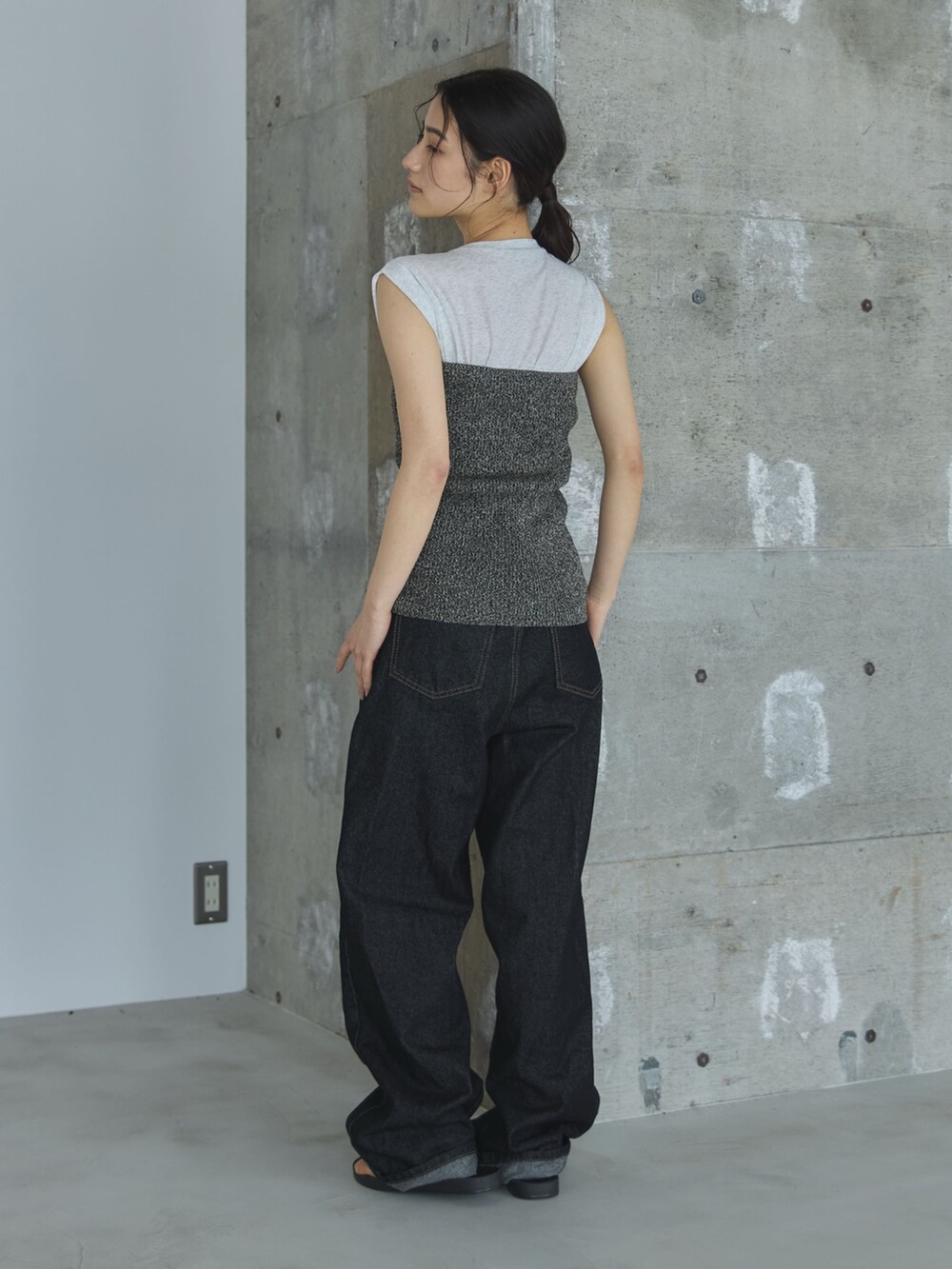 ベージュ系のタンクトップ、グレー系のその他トップス、ブラック系のデニムパンツを着用したレディースの夏コーディネートの3枚目の写真