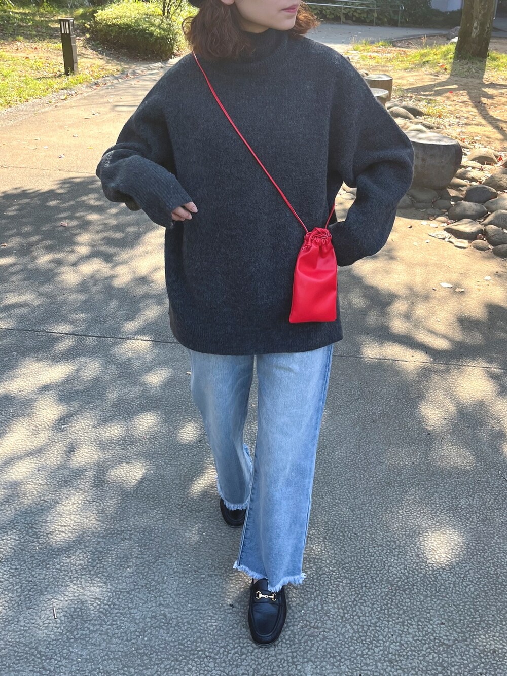 ブラック系のニット/セーター、ブルー系のデニムパンツ、その他のその他を着用したレディースの秋コーディネートの3枚目の写真