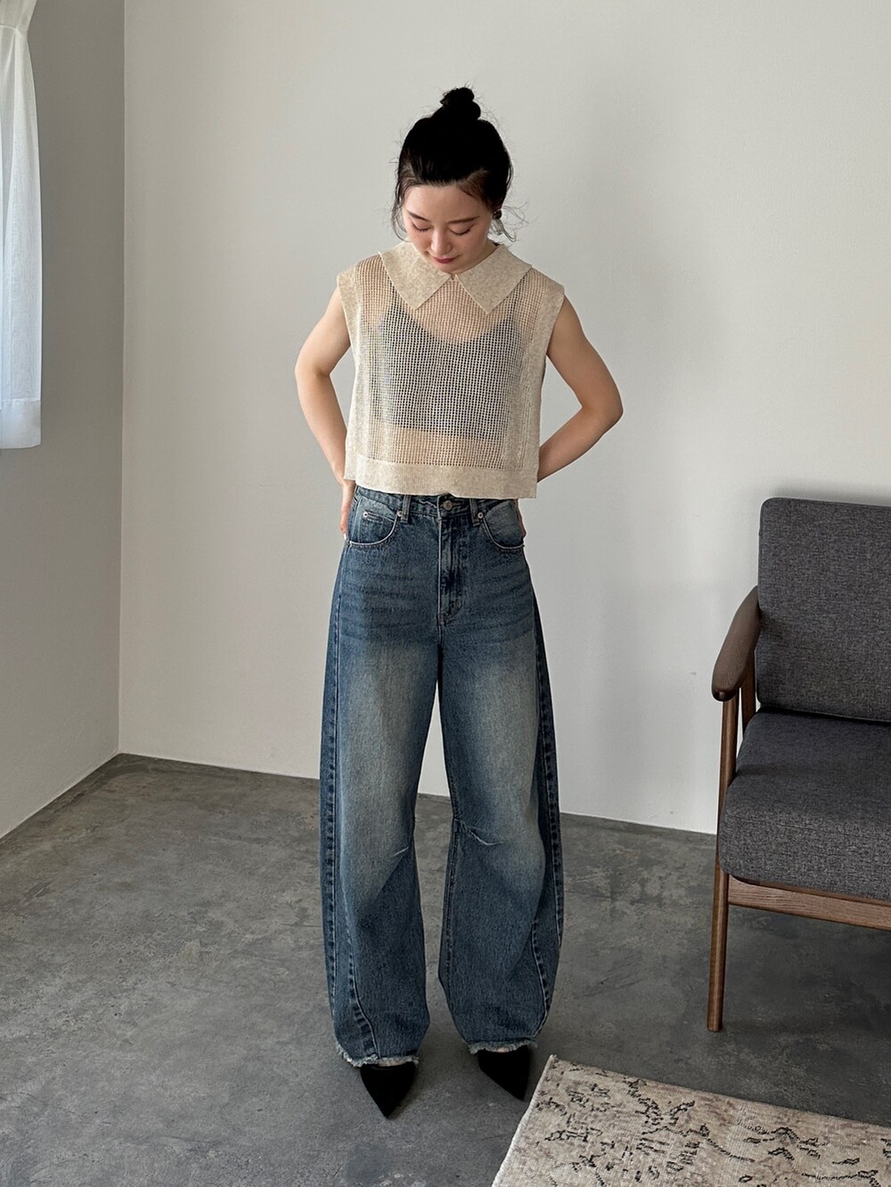 ホワイト系のニット/セーター、ブルー系のデニムパンツ、その他のその他を着用したレディースの夏コーディネートの2枚目の写真