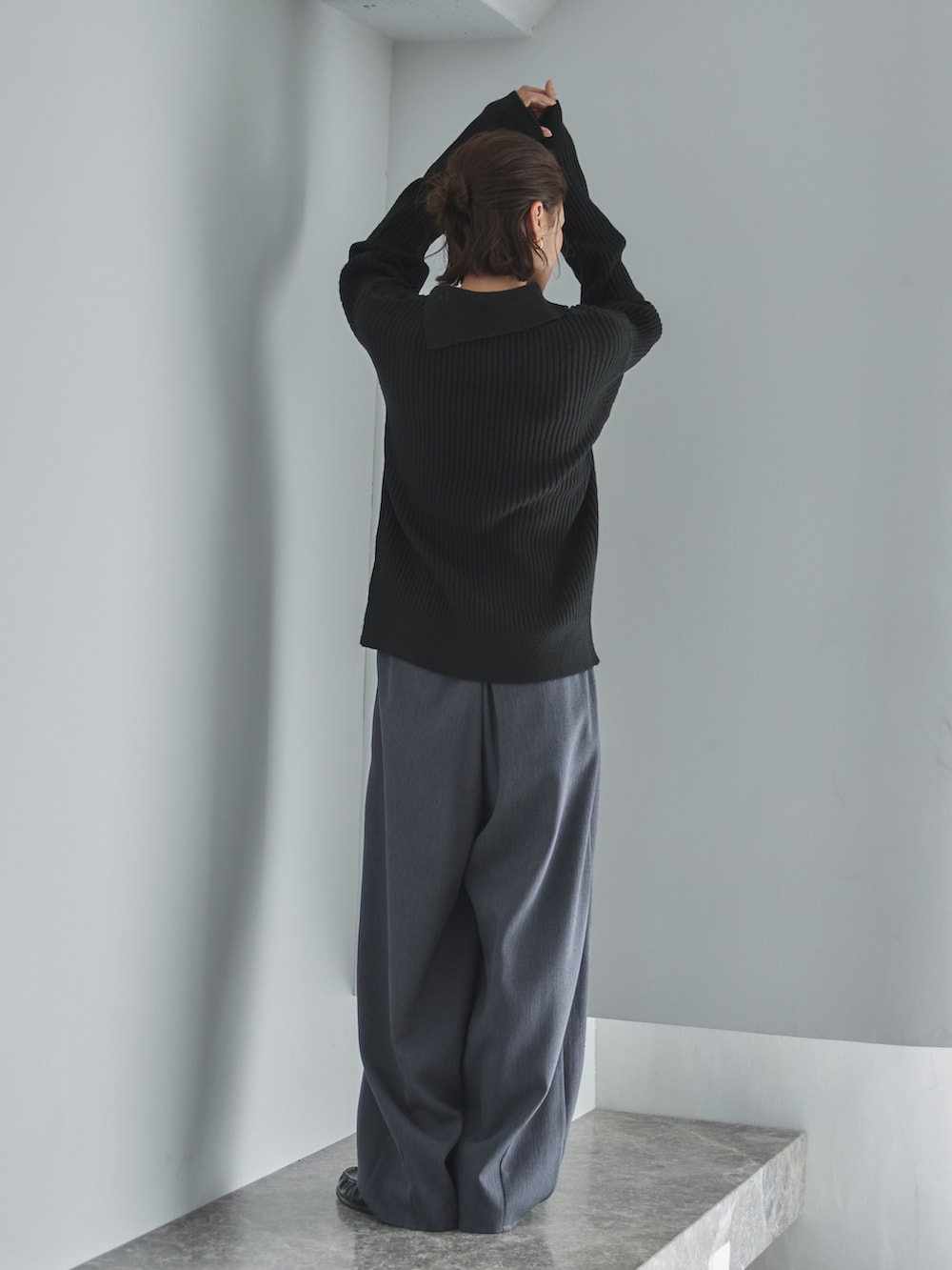 ブラック系のニット/セーター、グレー系のスラックス、その他のその他を着用したレディースの冬コーディネートの3枚目の写真