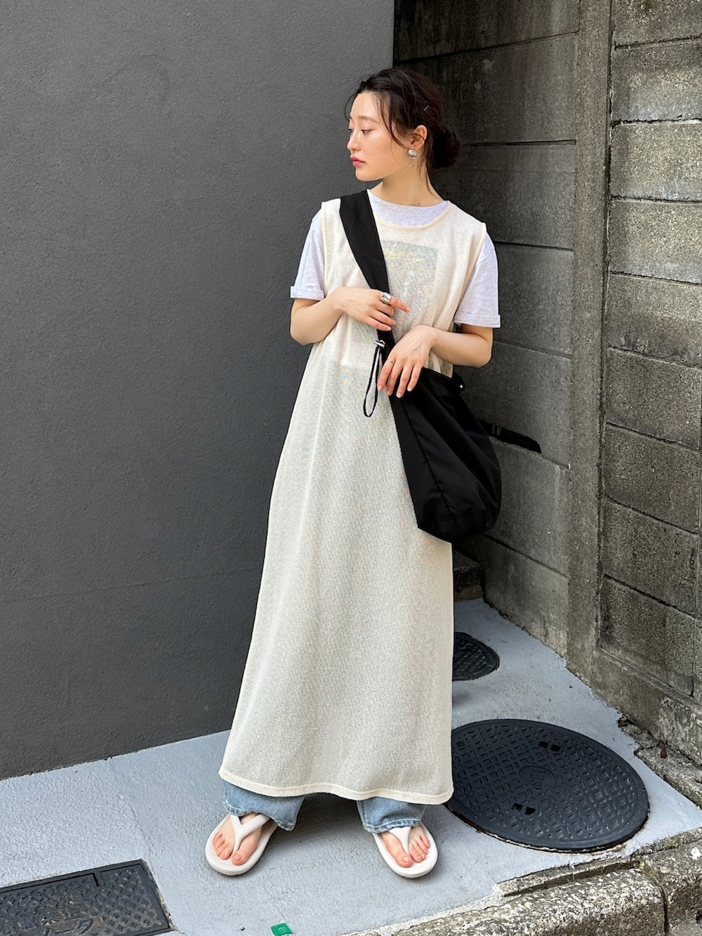 ホワイト系のワンピース、ベージュ系のTシャツ/カットソー、ブラック系のショルダーバッグを着用したレディースの夏コーディネートの2枚目の写真