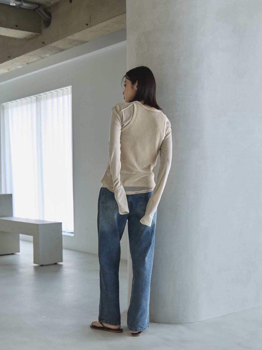 ベージュ系のTシャツ/カットソー、ベージュ系のタンクトップ、ブルー系のデニムパンツを着用したレディースの春コーディネートの2枚目の写真