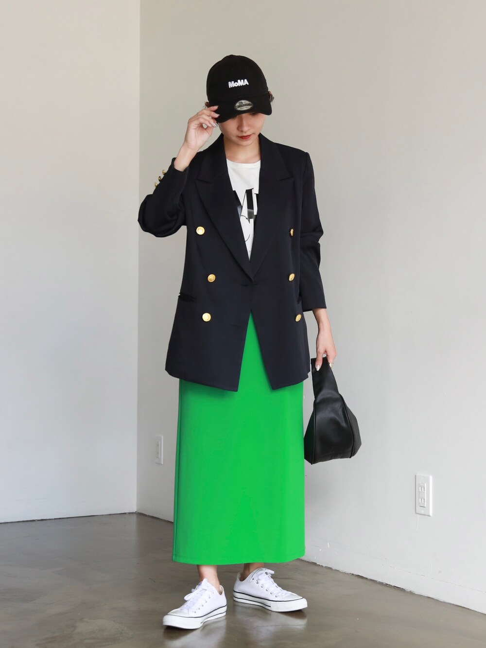 ブルー系のテーラードジャケット、ホワイト系のTシャツ/カットソー、その他のショルダーバッグを着用したレディースの夏コーディネートの4枚目の写真