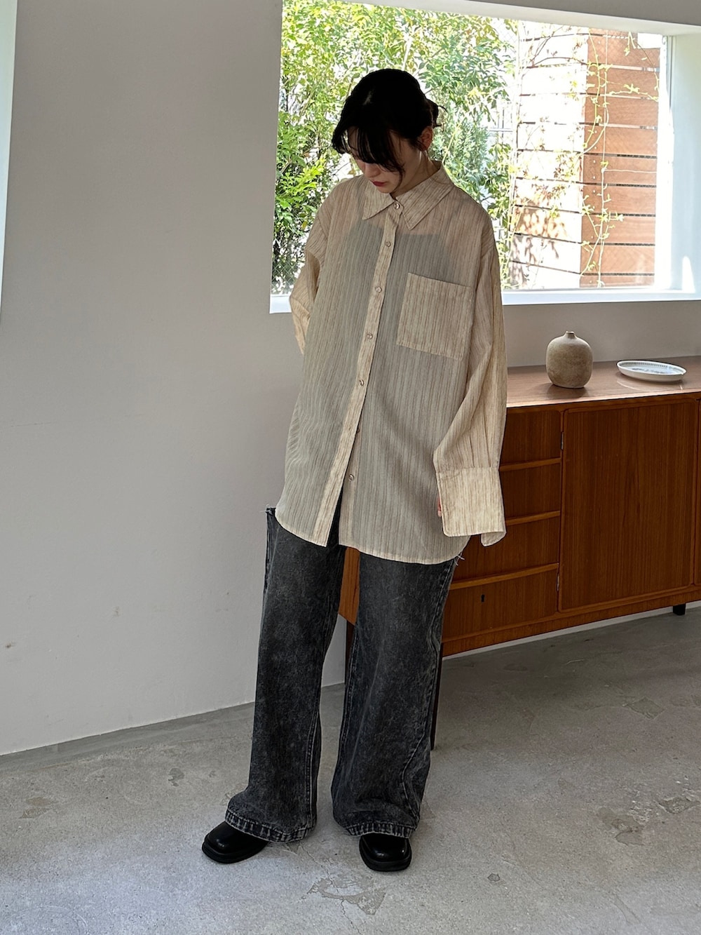ホワイト系のシャツ/ブラウス、ブラック系のデニムパンツ、その他のその他を着用したレディースの春コーディネートの2枚目の写真