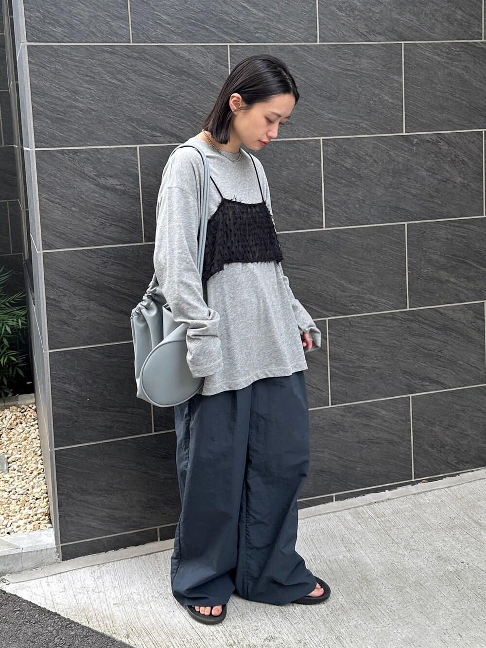 グレー系のTシャツ/カットソー、ブルー系のその他パンツ、ブラック系のその他トップスを着用したレディースの夏コーディネートの2枚目の写真