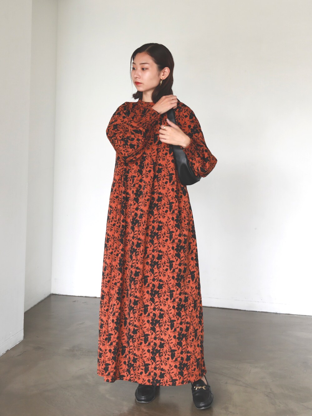 ブラウン系のワンピース、ブラック系のハンドバッグ、その他のその他を着用したレディースの夏コーディネートの2枚目の写真