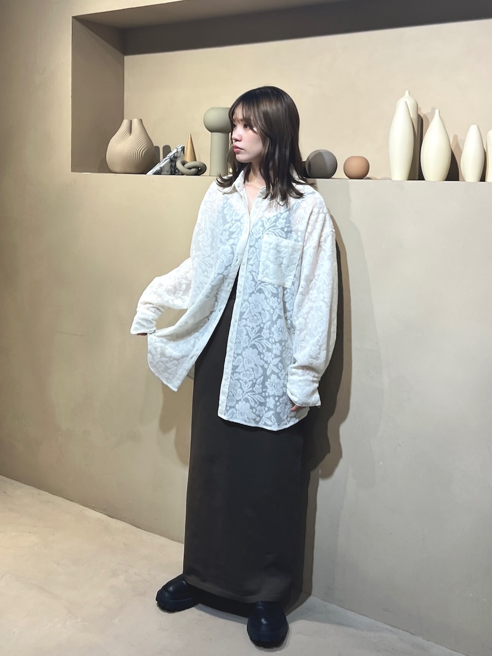 ホワイト系のシャツ/ブラウス、ブラウン系のスカート、その他のその他を着用したレディースの夏コーディネートの4枚目の写真