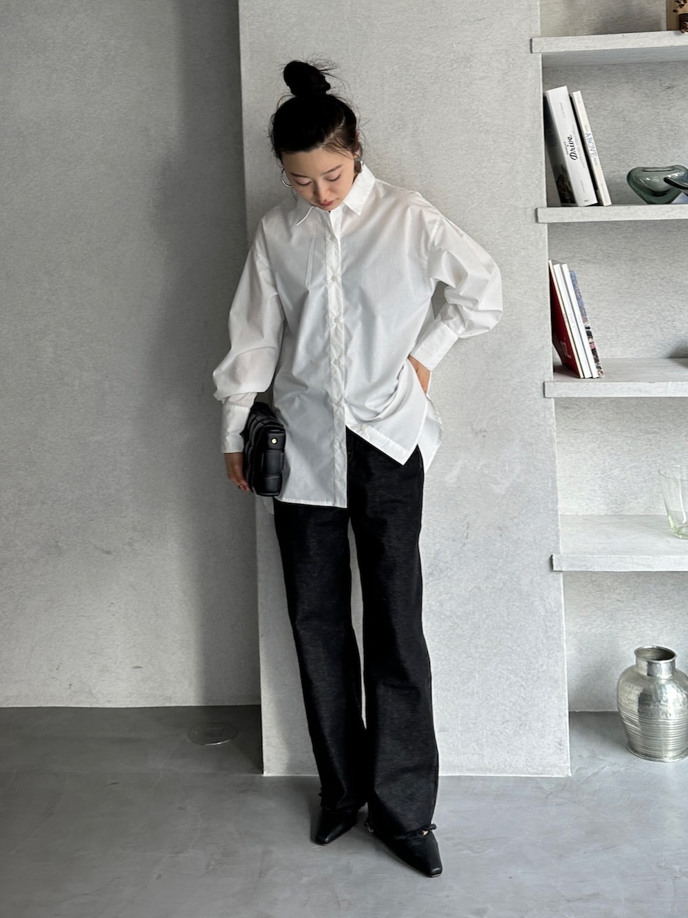 ホワイト系のシャツ/ブラウス、ブラック系のデニムパンツ、その他のその他を着用したレディースの春コーディネートの2枚目の写真