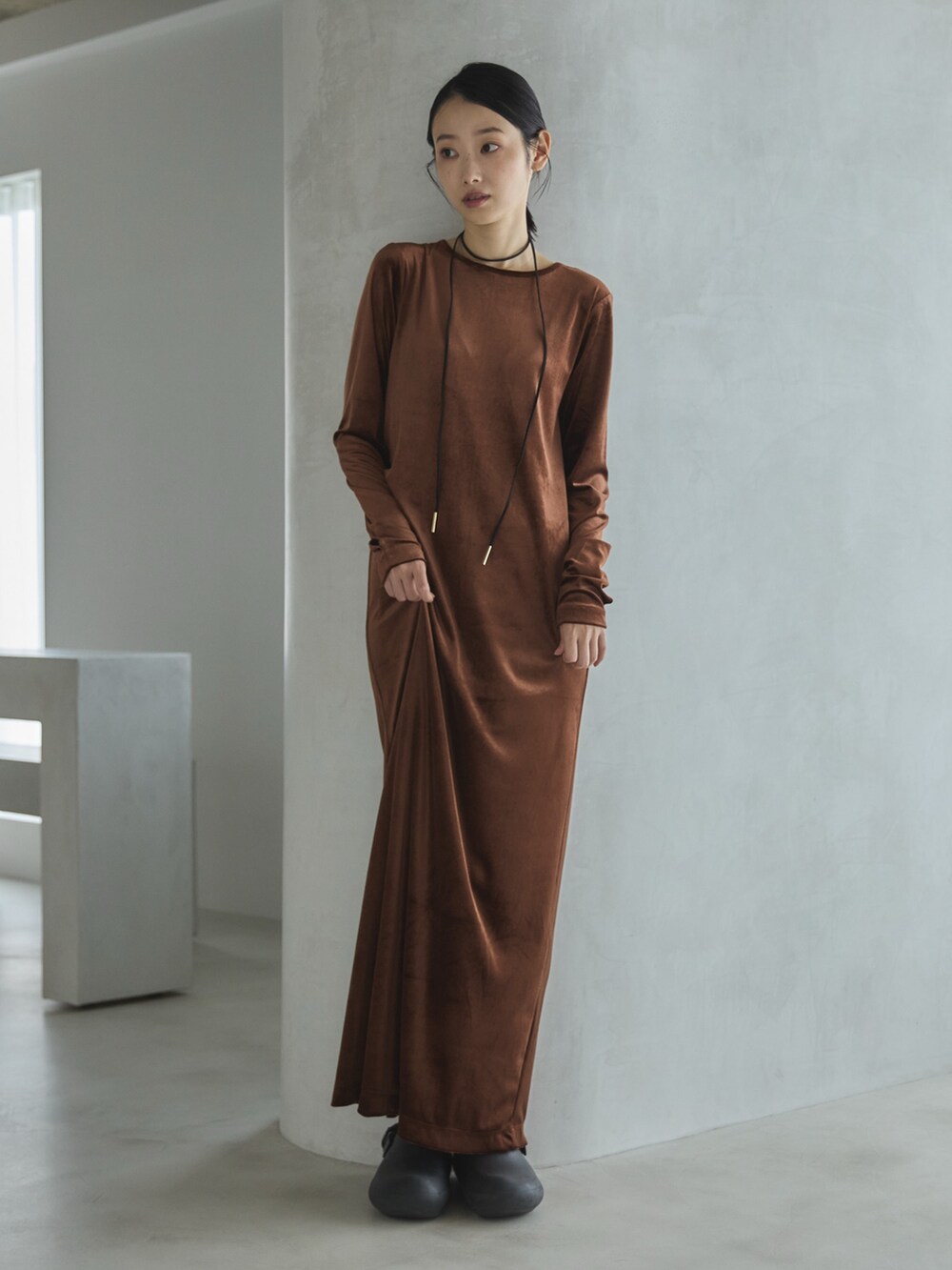 ブラック系のサンダル、ブラウン系のワンピース、その他のその他を着用したレディースの秋コーディネートの2枚目の写真