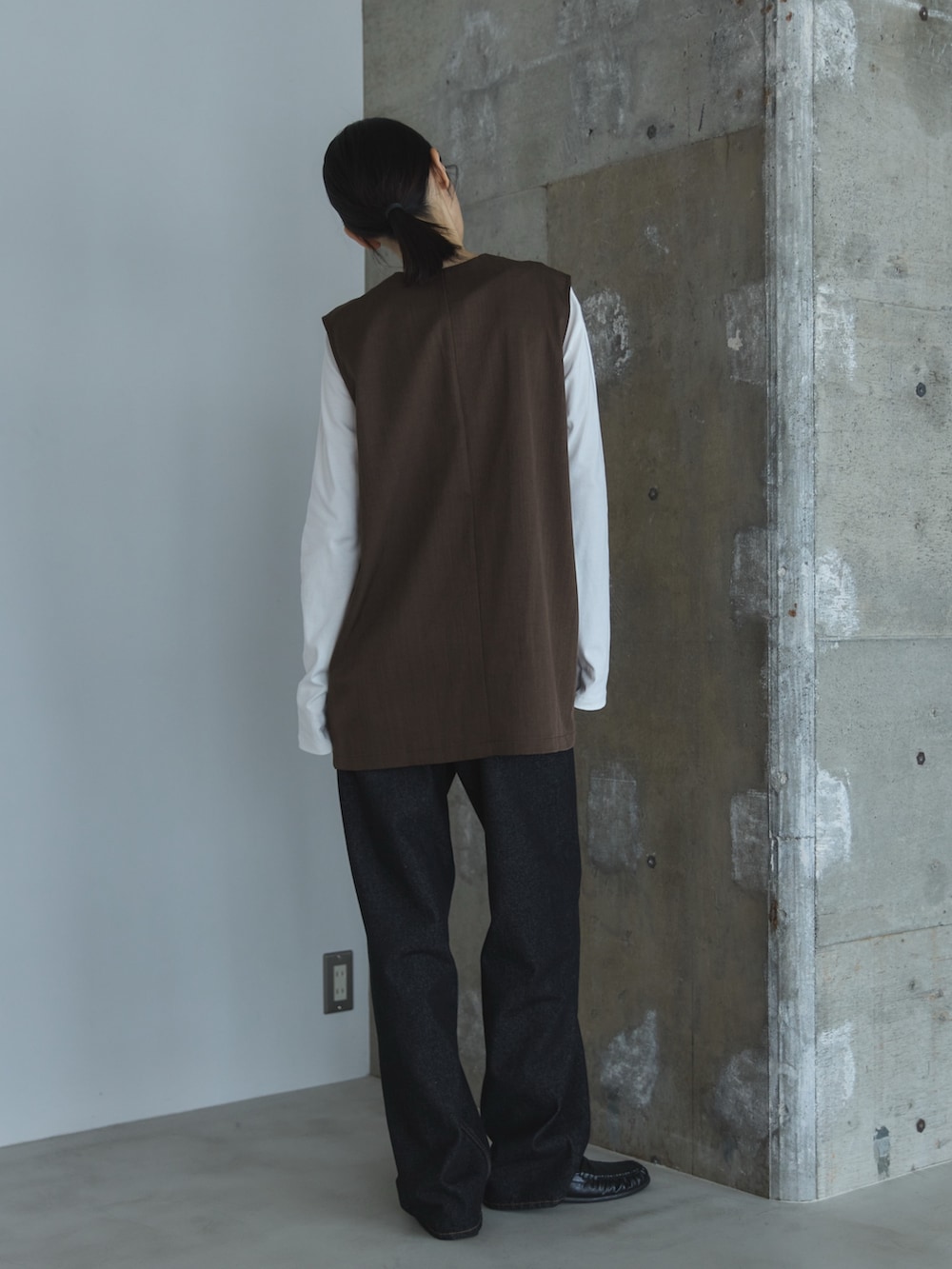 ブラウン系のその他トップス、ホワイト系のTシャツ/カットソー、ブラック系のデニムパンツを着用したレディースの秋コーディネートの3枚目の写真